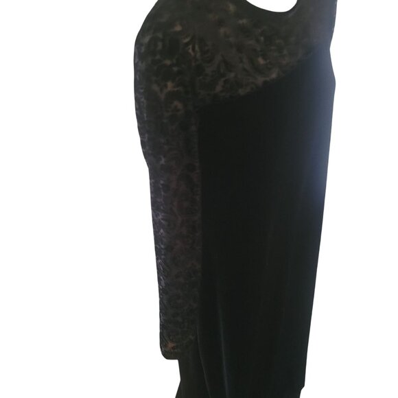 Elegant Black‎ Velvet Evening Gown With Sheer Lace Sleeves & Floral Detail lace - Picture 4 of 10